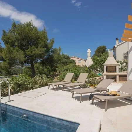 Ferienhaus Mit Privatpool Fuer 6 Personen Ca 80 Qm In Bilice, Dalmatien Norddalmatien * Sibenik
