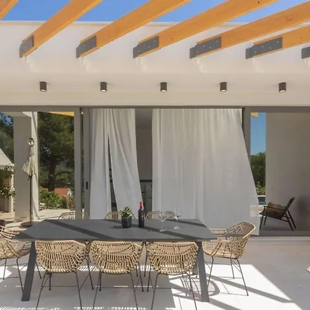 Ferienhaus Mit Privatpool Fuer 6 Personen Ca 80 Qm In Bilice, Dalmatien Norddalmatien *